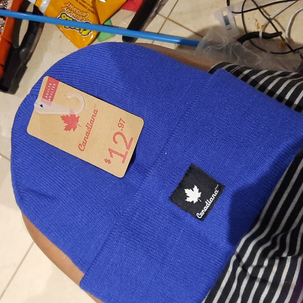 NWT AUTHENTIC CANADIANA ADULT KNIT CAP TOUQUE ROYAL BLUE ♥️